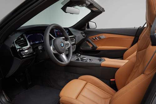 Eigentlich gibt es im Z4 M40i serienmäßig Leder-Alcantara-Bezüge mit blauem Leder. Das Fotomodell kam mit Ledersitzen in Cognac