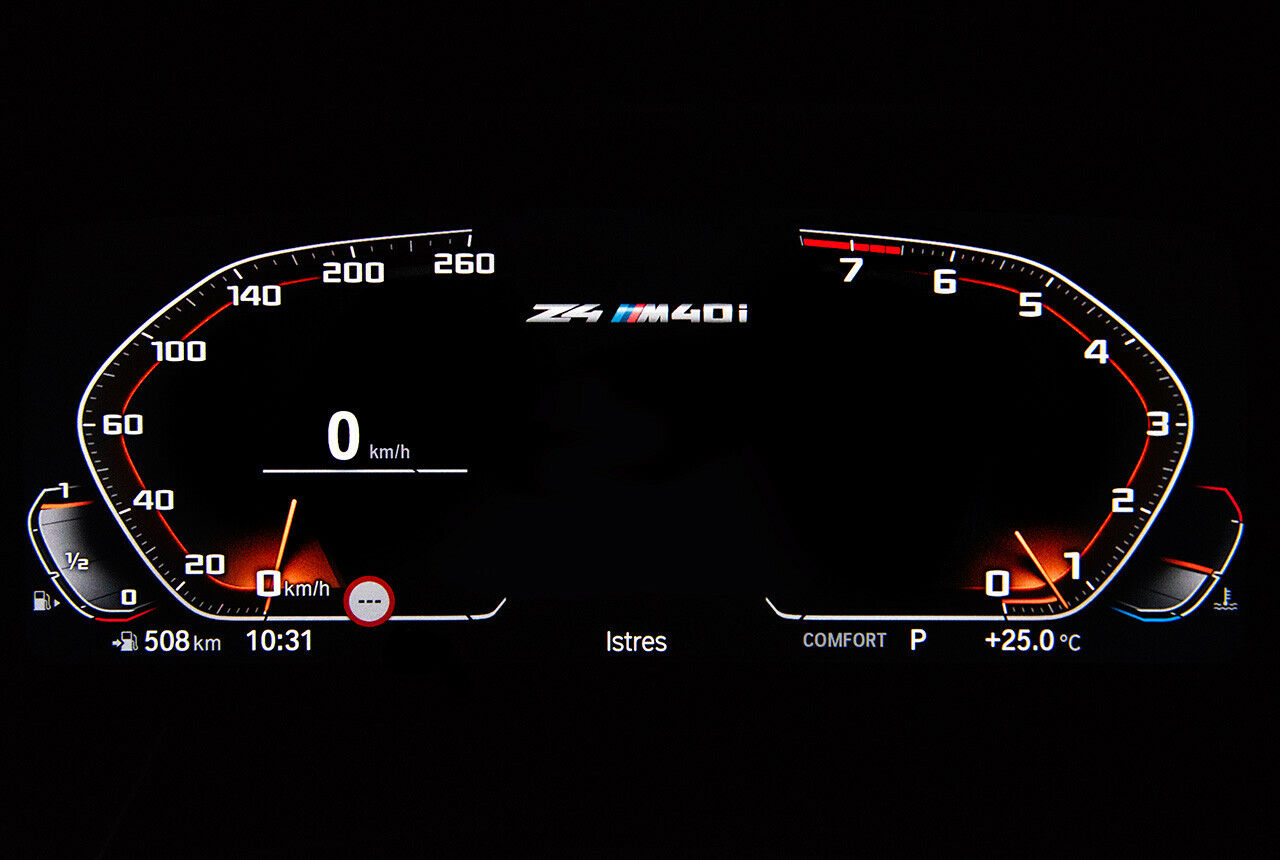 Das neue Digitaldisplay überrascht mit gegen den Uhrzeigersinn verlaufendem Drehzahlmesser