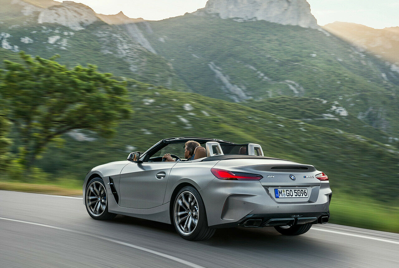 Der Z4 M40i liegt serienmäßig 10 Millimeter tiefer über dem Asphalt als die beiden anderen Modelle sDrive 20i und sDrive 30i