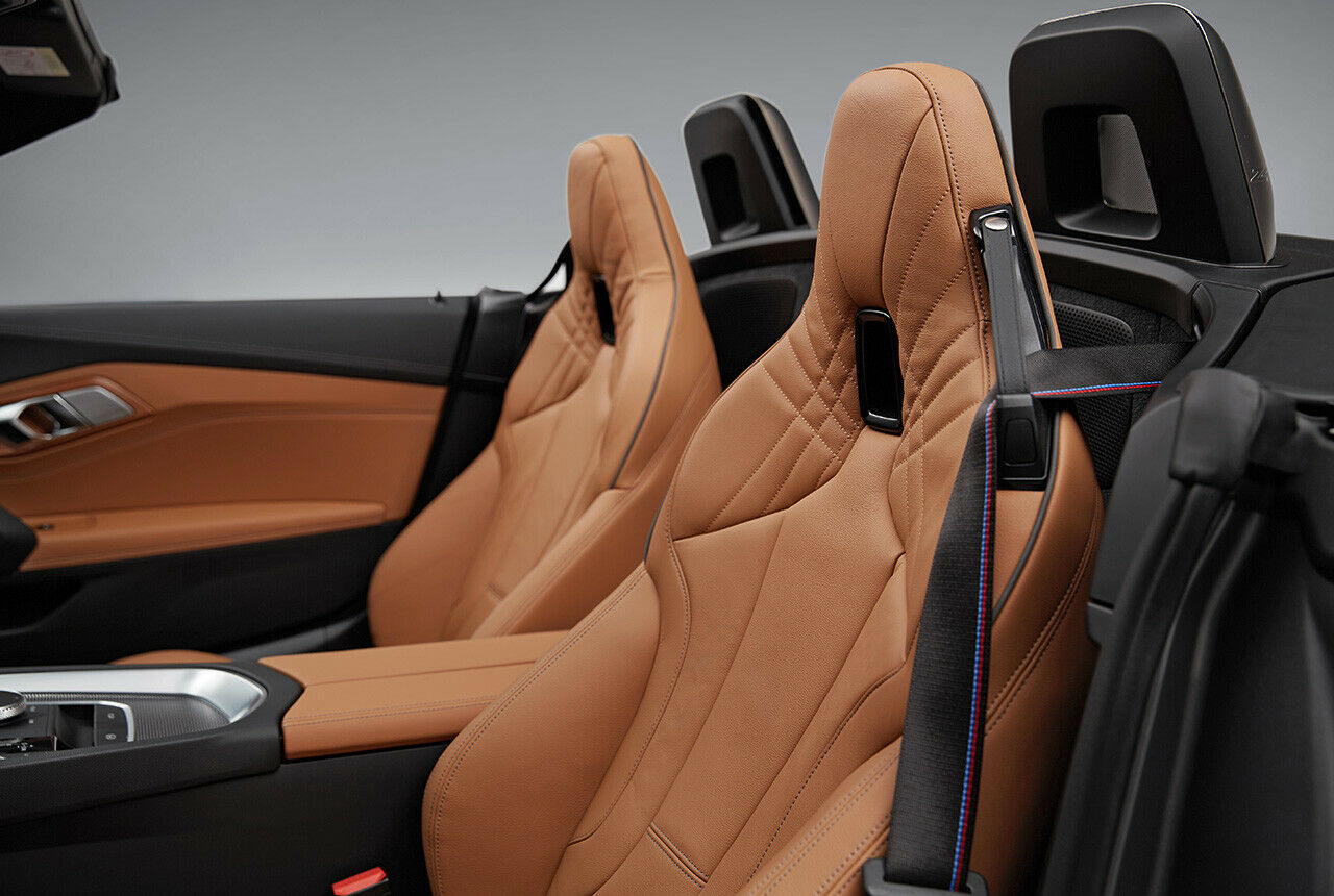 Sportsitze im integrierten Kopfstützen gibt es serienmäßig im Z4, das schöne braune Leder stammt aus dem M40i