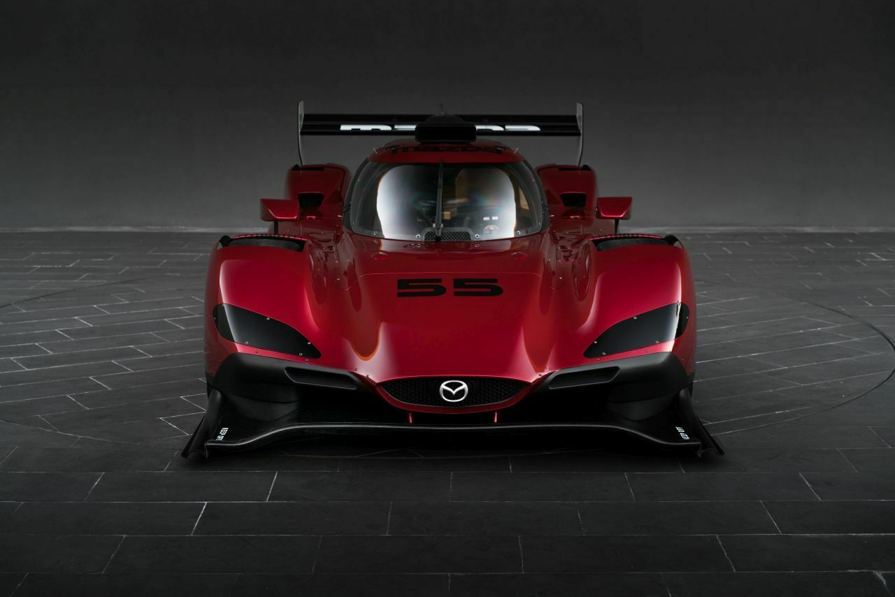 Mazda RT24-P: Sogar einen (fast) richtigen Kühlergrill haben die Ingenieure von Mazda Motorsports an der Front untergebracht