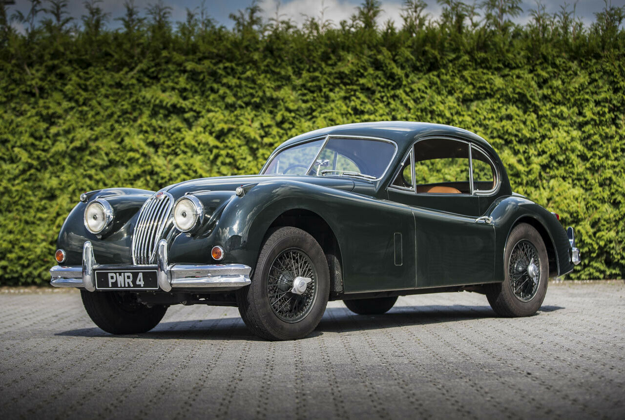 Durch seine großen Glasflächen bietet der Jaguar XK 140 recht gute Rundumsicht. Das ist entscheidend, denn Seitenspiegel gibt es keine