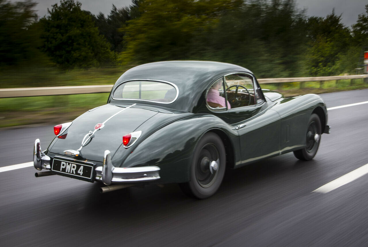 Neben der geschlossenen Fixed-Head-Coupe-Variante bot Jaguar den XK 140 auch offen an