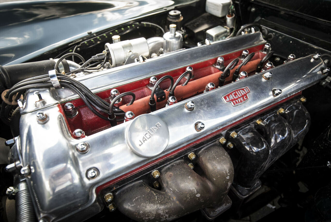 Standardmäßig saß ein Sechszylinder-Reihenmotor mit 190 PS im Jaguar XK 140. Optional trug er den C-Type-Zylinderkopf. Dann kam er auf 210 PS. Oder mehr
