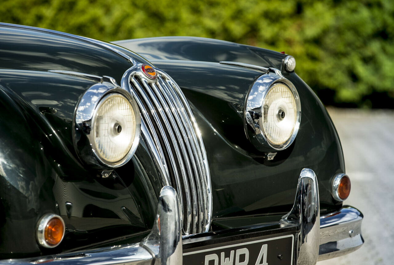 Durch die Wölbungen an den Radhäusern lässt sich vom Fahrersitz aus recht gut abschätzen, wo der Jaguar XK 140 endet