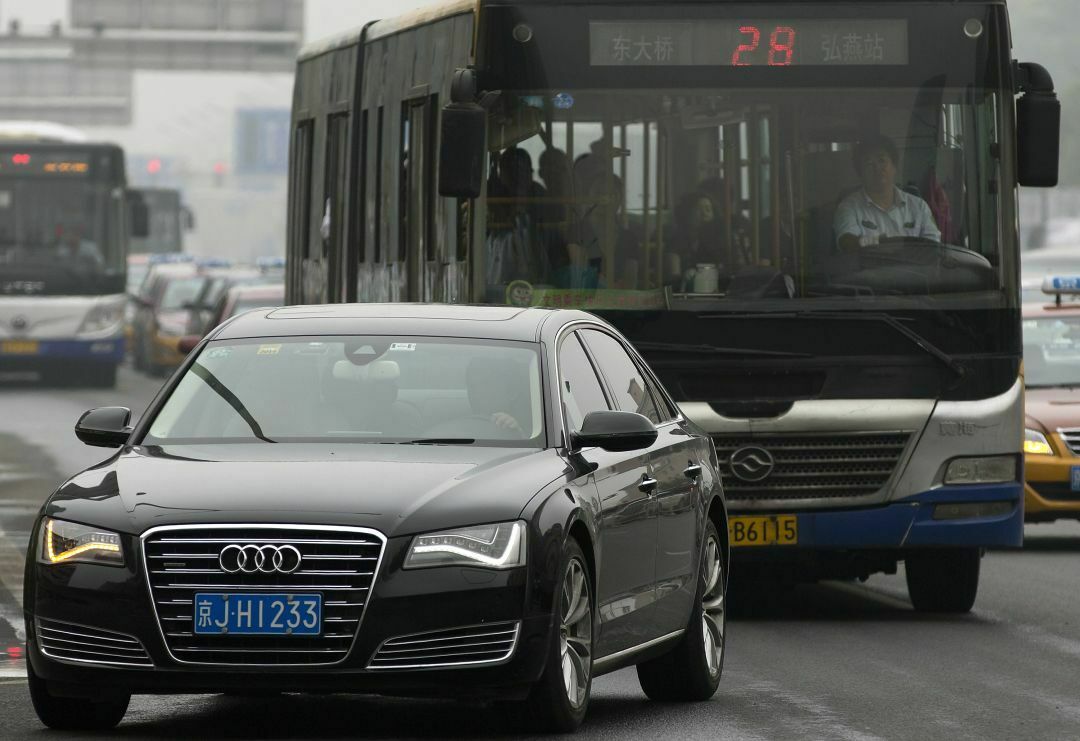 Ein Audi fährt in Bejing, China durch den Stadtverkehr. Audi hat angekündigt, die Preise für Ersatzteile in China zu verringern