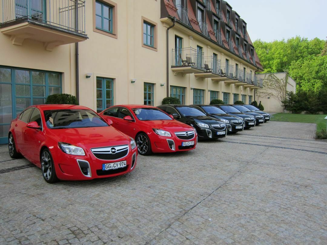 Insignia-Flotte vor Hotel