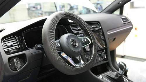 Lenkrad-sportliche-fahrer-bevorzugen-meist-eine-lenkradhuelle-.jpg