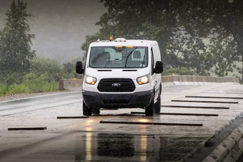 Auf Fords Teststrecke in Michigan dreht dieser Transit Endlosrunden, ohne Fahrer