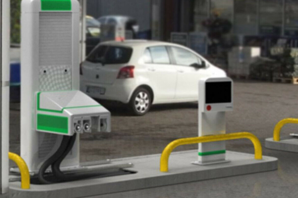 Die Tankstelle der Zukunft: Der Autofahrer bleibt sitzen, während der Roboter tankt. Snacks aus dem Tankstellenshop werden über eine Gegensprechanlage bestellt