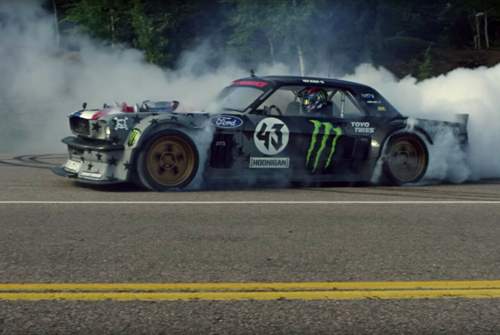 Ken Blocks Ford Mustang verfügt über 1.400 PS aus einem 6,7-Liter V8. Die beiden Turbolader passten nicht mehr unter die Motorhaube