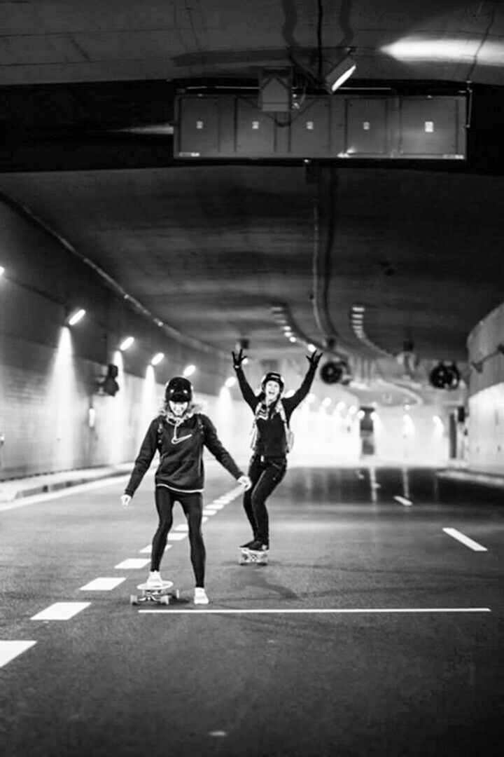 Skater im Prager Autotunnel "Blanka"