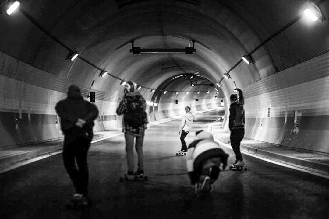 Skater im Prager Autotunnel "Blanka"