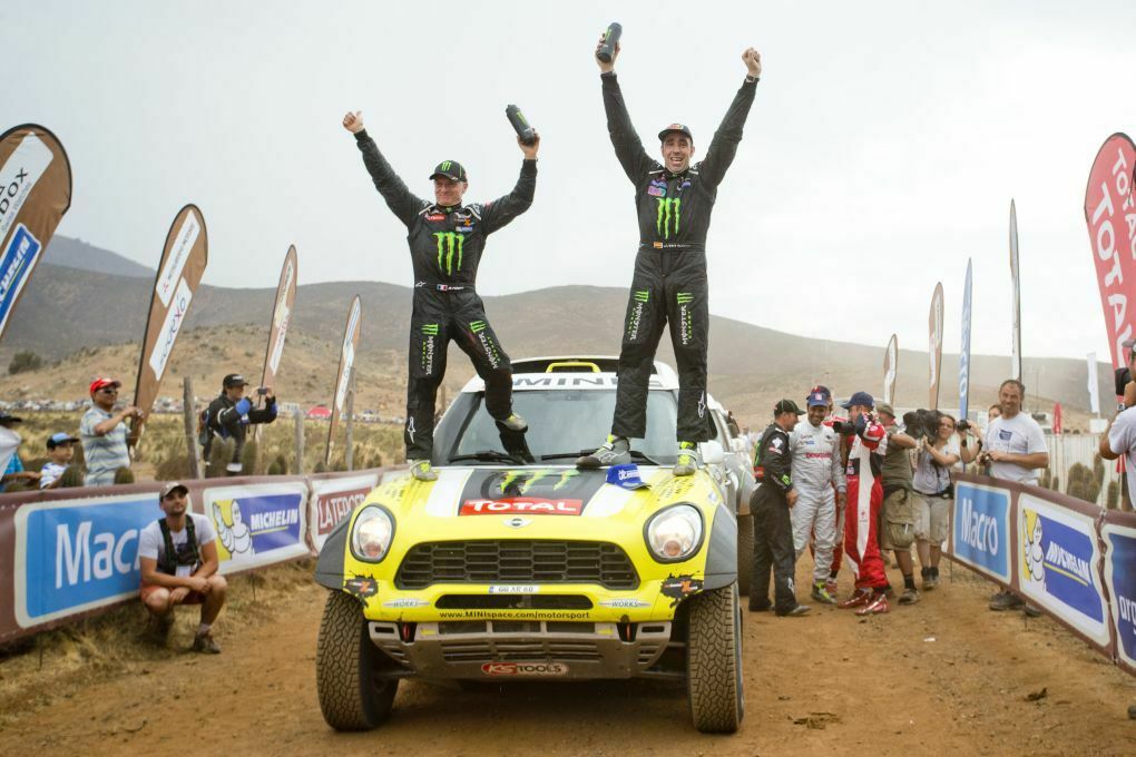 Der Jubel ist groß: Nani Roma freut sich gemeinsam mit seinem französischen Beifahrer über den Sieg bei der Rallye Dakar