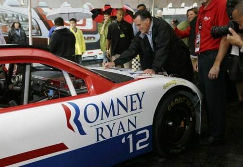 Mitt Romney: Autogramm auf ein gesponsortes NASCAR-Rennauto