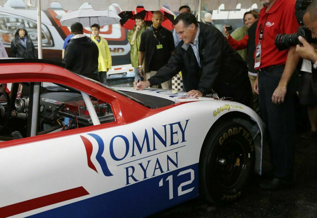 Mitt Romney: Autogramm auf ein gesponsortes NASCAR-Rennauto