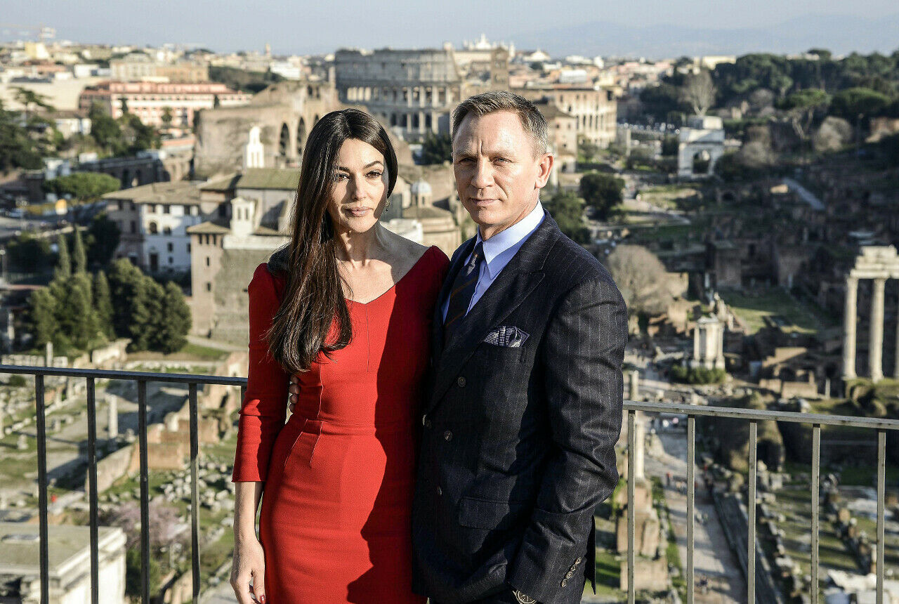 Monica Bellucci und Daniel Craig genießen das Wetter und den Ausblick aufs Forum Romanum