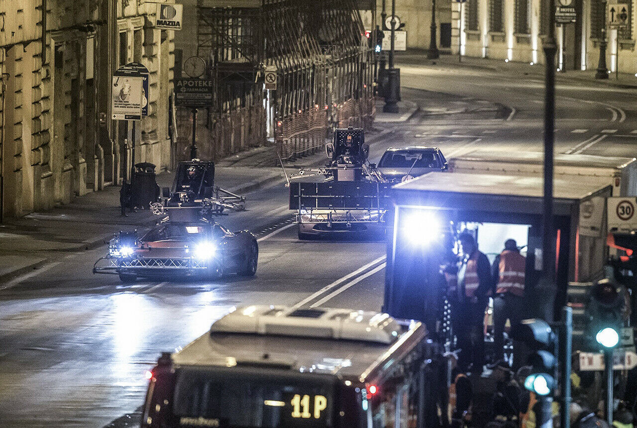 Auch auf regulären Straßen dreht die Crew mit den beiden Sportwagen