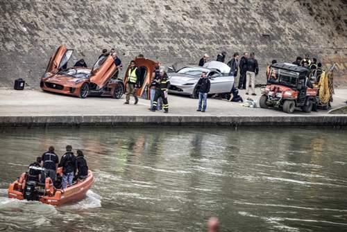 Dreharbeiten am Tiberufer: Vorn ein Jaguar C-X75, dahinter ein Aston Martin DB10