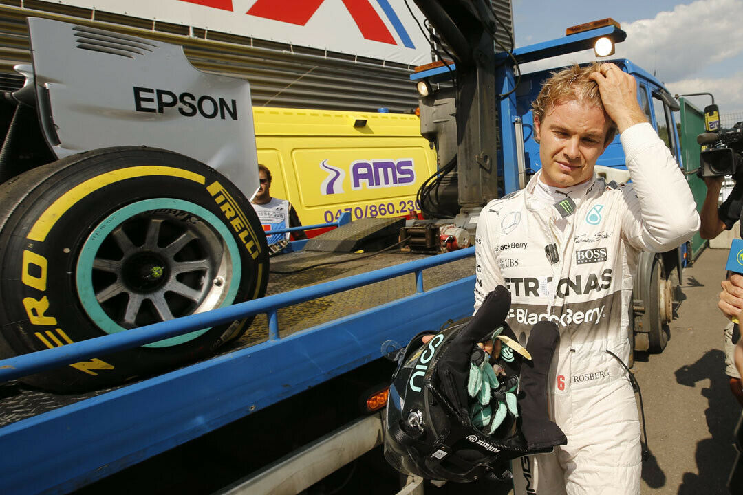 Mercedes-Pilot Nico Rosberg geht zu Fuß in die Box. Im zweiten Trainingslauf musste er seinen Boliden vorzeitig abstellen