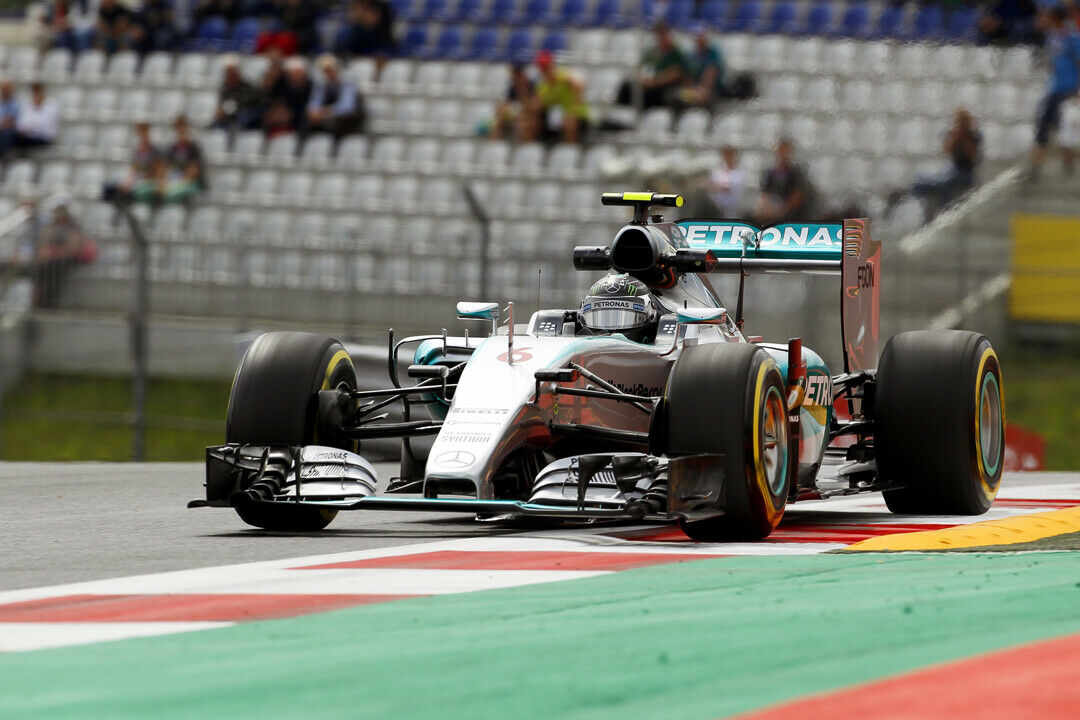 Im ersten freien Training zum Großen Preis von Österreich fährt Mercedes-Pilot Nico Rosberg die schnellste Zeit