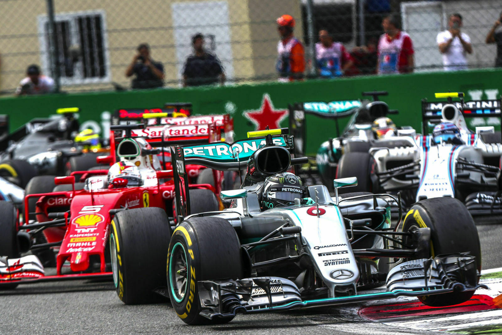 Ferrari hinter Mercedes: In Monza gewinnen die Silberpfeile