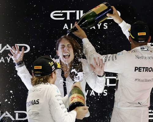 Weltmeister Hamilton und Vize Rosberg bei der Sektdusche mit Mercedes-Aerodynamikerin Kim Stevens