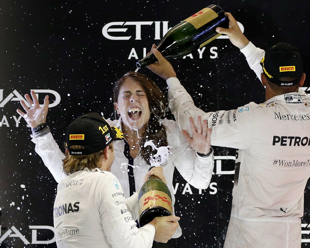 Weltmeister Hamilton und Vize Rosberg bei der Sektdusche mit Mercedes-Aerodynamikerin Kim Stevens