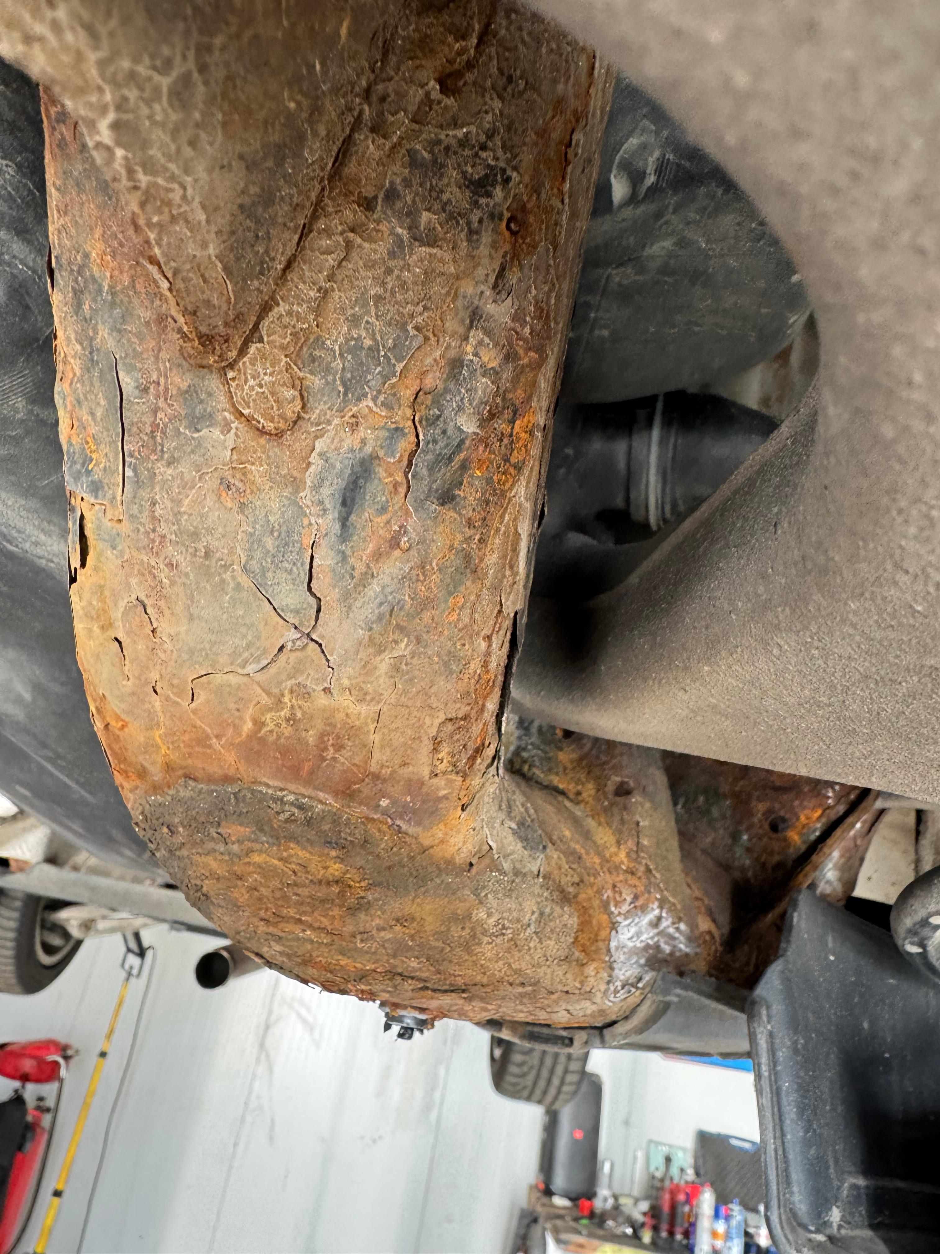 Rost Hilfsrahmen/Hinterachskörper abgefault