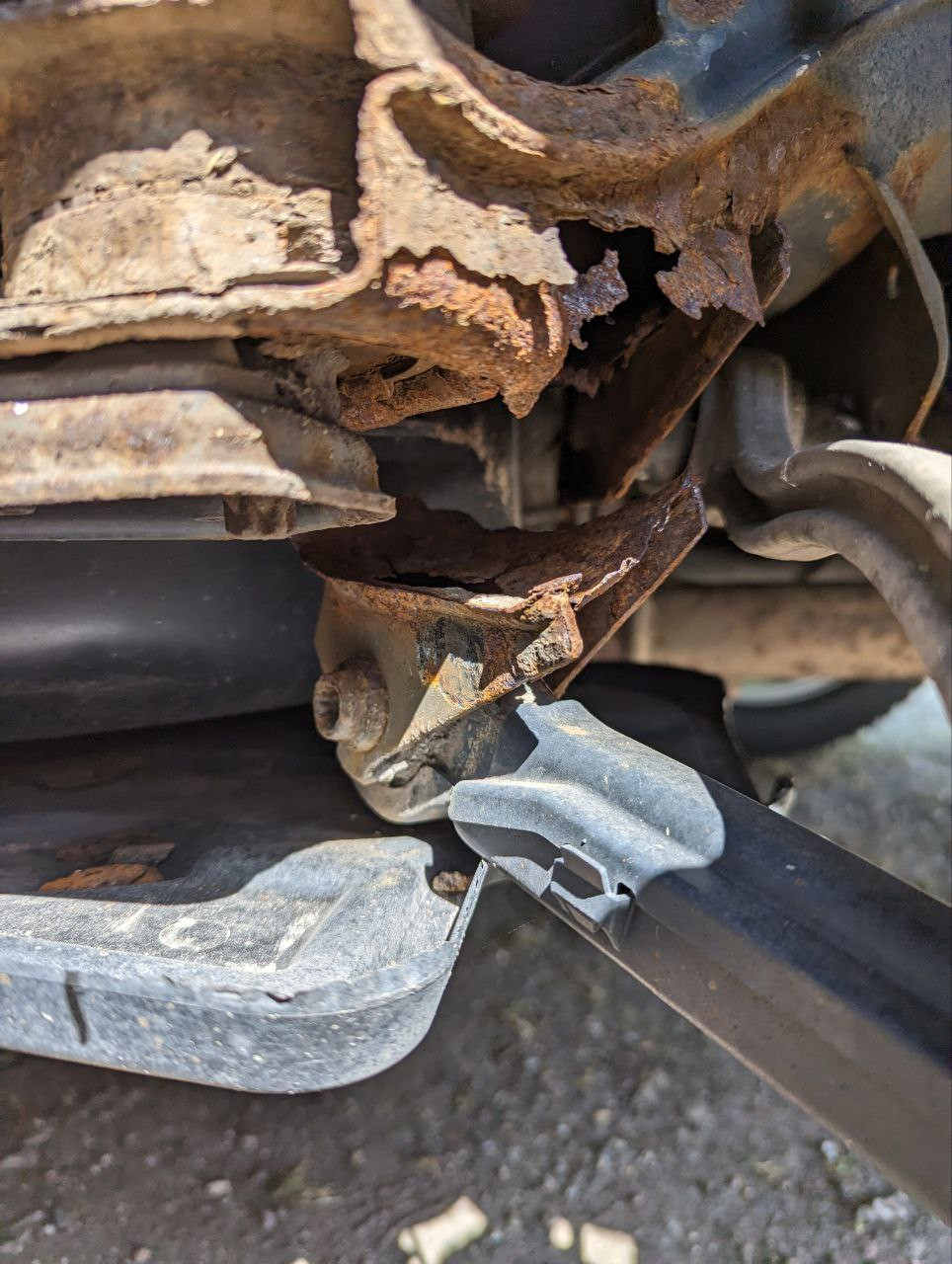 Rost und zum Teil durgerostete Hinterachse W204 und S204