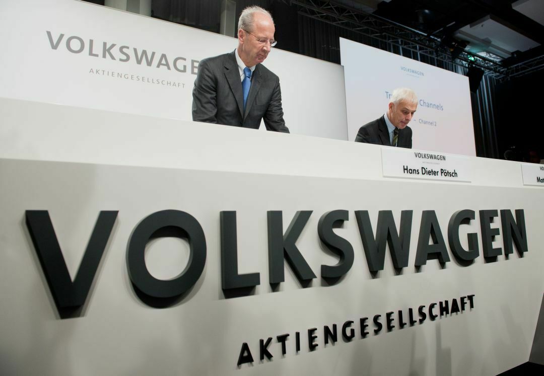 Matthias Müller (r), Vorstandsvorsitzender der Volkswagen AG, und Hans Dieter Pötsch, Aufsichtsratsvorsitzender der Volkswagen AG bei einer Pressekonferenz