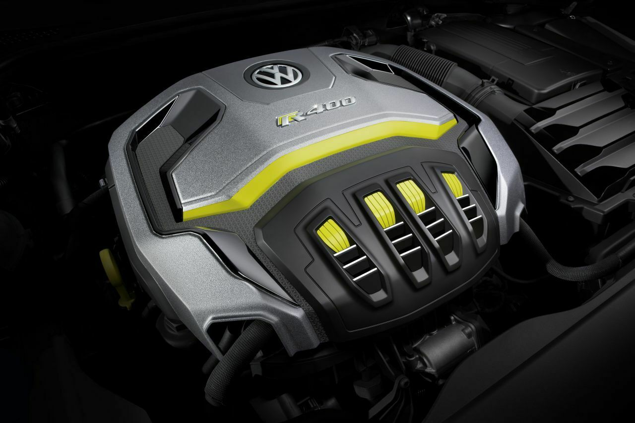Unter der grellbunten Motorabdeckung versteckt sich im Grundsatz das gleiche Zweiliter-Aggregat wie in Golf GTI und R
