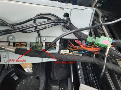 Der RFK-Stecker gehört in den UCI-Steckp