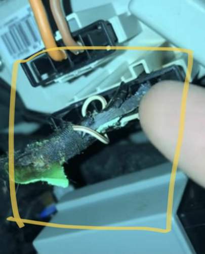 Defektes verschmortes Kabel
