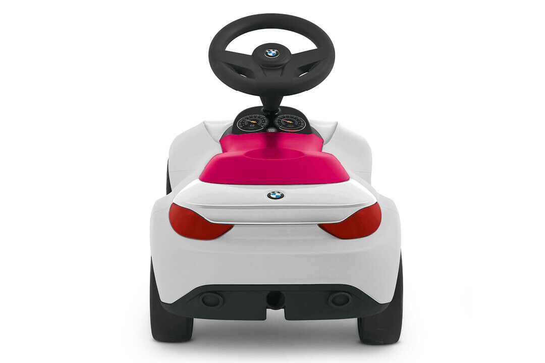 Der Logo-Aufkleber auf dem Lenkrad des Baby Racer III kann sich lösen