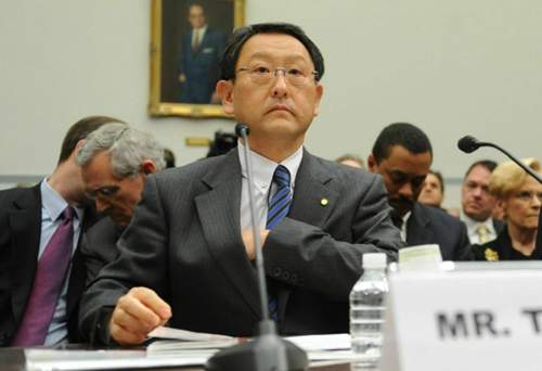"Gefährden Toyota-Gaspedale die amerikanische Öffentlichkeit"? Unternehmenschef Akio Toyoda muss im Jahr 2010 dem US-Repräsentantenhaus Rede und Antwort stehen