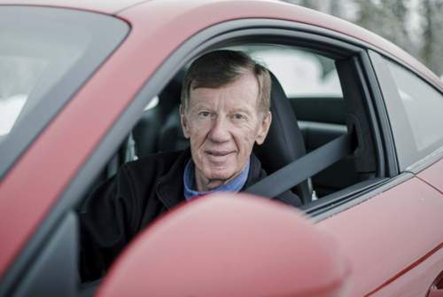 Am Volant eines Porsche fühlt sich der Röhrl immer am wohlsten. Gerade kaufte er einen 911 R, sich selbst zum 70.