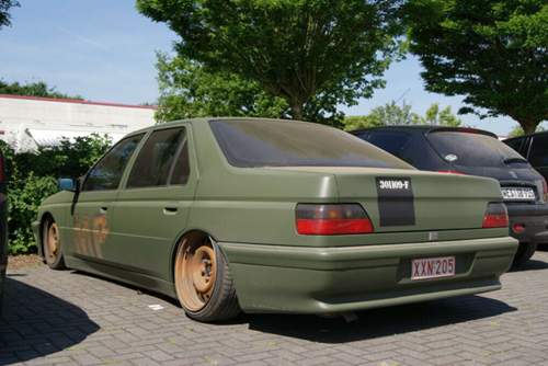 Heutzutage werden auch neuere europäische Modelle zu Ratten. Gelungenes Exemplar auf Peugeot-605-Basis