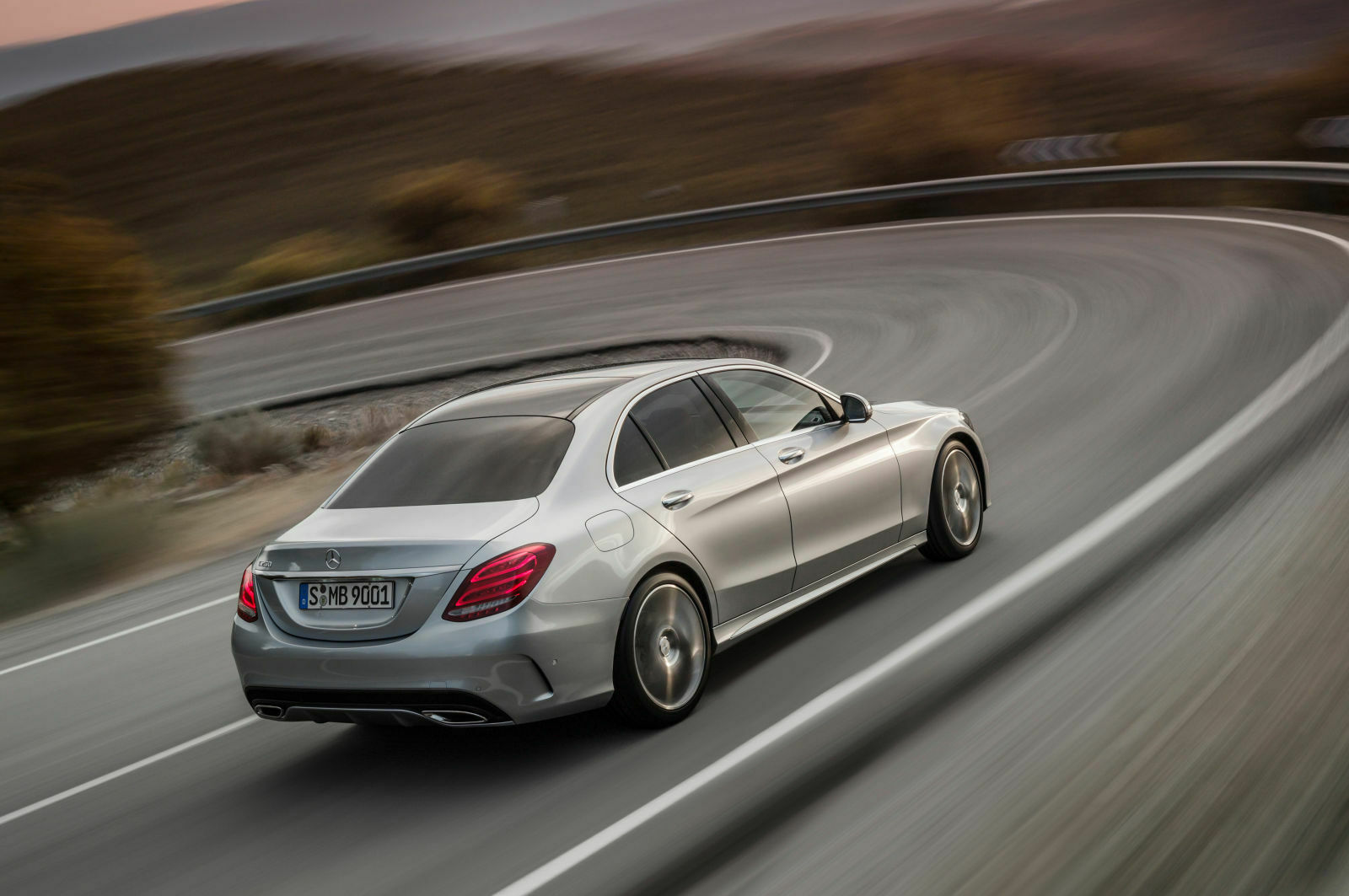 Erst lieferte Mercedes die C-Klasse ohne Airbag-Abschaltung, dann auch wenn bestellt ohne schwarzen Diffusor, und nun der Rückruf: Beim neuen Modell hakt es noch