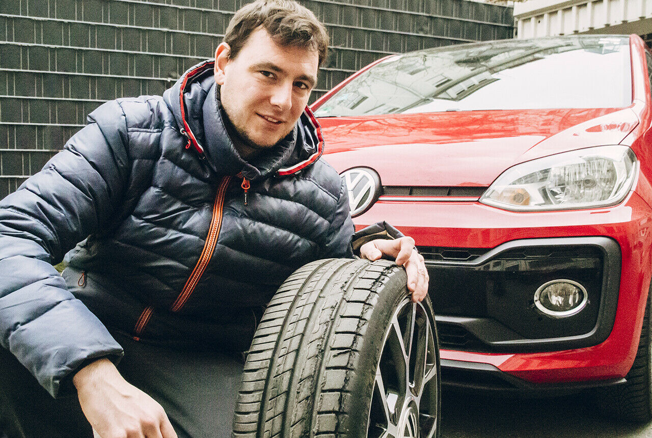 MOTOR-TALK-Redakteur Sven Förster mit den serienmäßigen 195/40/17-Sommerreifen des VW Up GTI. Winterreifen stülpt VW über 15 Zoll-Felgen