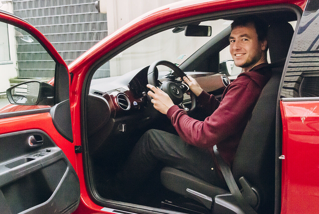 Das Lenkrad des VW Up GTI liegt angenehm in der Hand. Es lässt sich ausschließlich in der Höhe verstellen