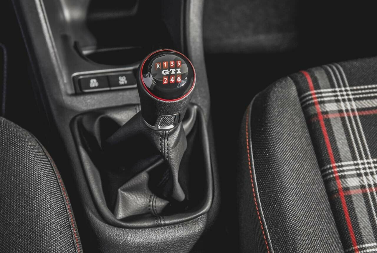 Der Up GTI ist ausschließlich mit manuellem Sechsgang-Getriebe erhältlich. Die Übersetzung geriet erfreulich kurz, die Schaltwege eindeutig zu lang