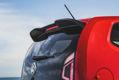 Der Volkswagen Up GTI kommt serienmäßig mit kleinem Spoiler an der Dachkante