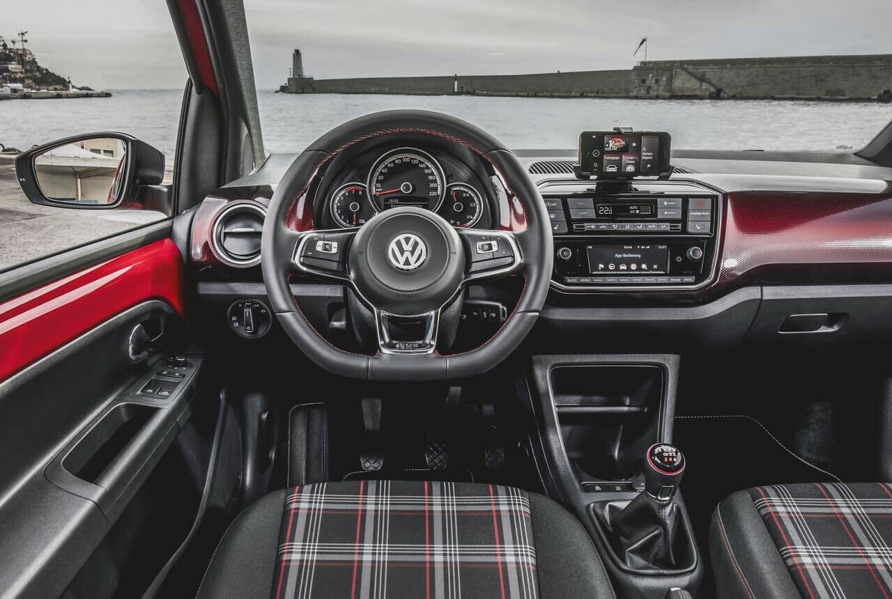 Die Handyhalterung im VW UP GTI bestand den Rennstreckentest. Die Hocker nur bedingt: Ein GTI braucht mehr Seitenhalt, Karos alleine halten einen nicht im Sitz