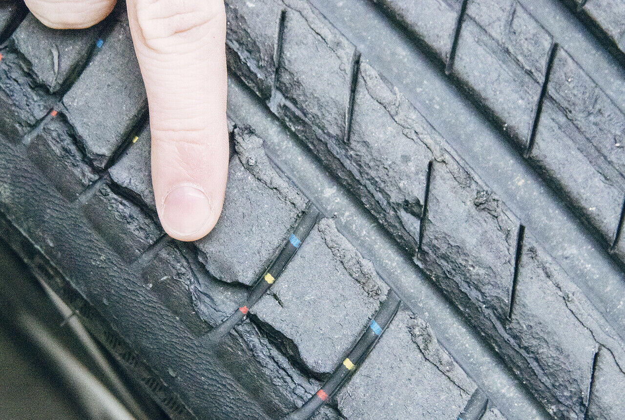 War zu erwarten: Herkömmliche Sommerreifen nutzen sich beim Einsatz auf der Rundstrecke an der Außenflanke stark ab - unabhängig von Marke und Modell