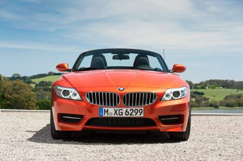 Die Scheinwerfer des neuen BMW Z4 haben eine neue LED-Augenbraue bekommen.