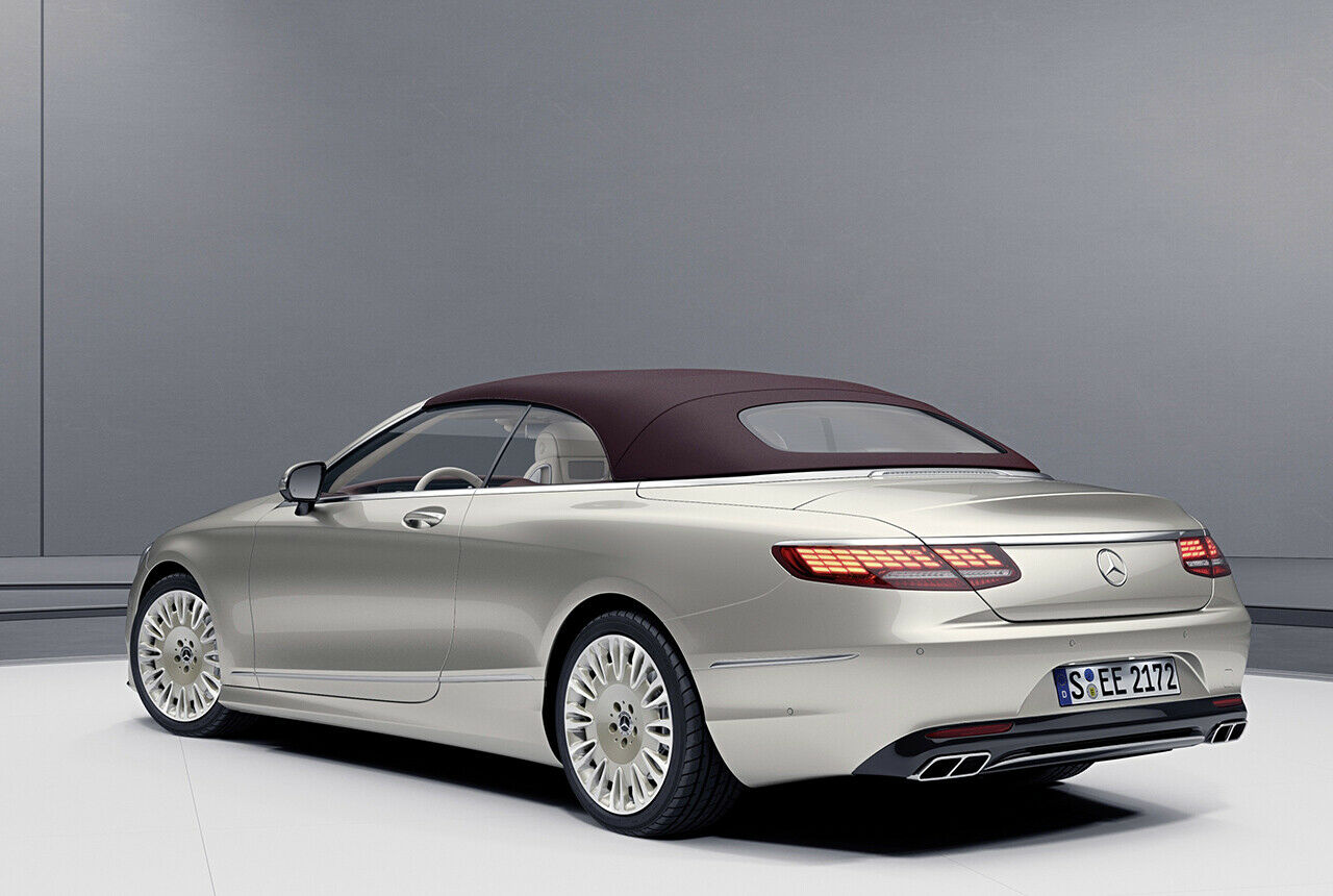 Zwei neue Außenfarben bieten die Suttgarter an. Aragonitsilver und Rubellitrot. Das Verdeck des Cabrios gibt es dann entweder in Dunkelrot oder Beige