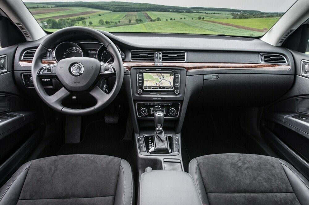 Plastik und Holz-Imitat im Superb-Interieur - dafür gute Ergonomie und ein Hauch Luxus