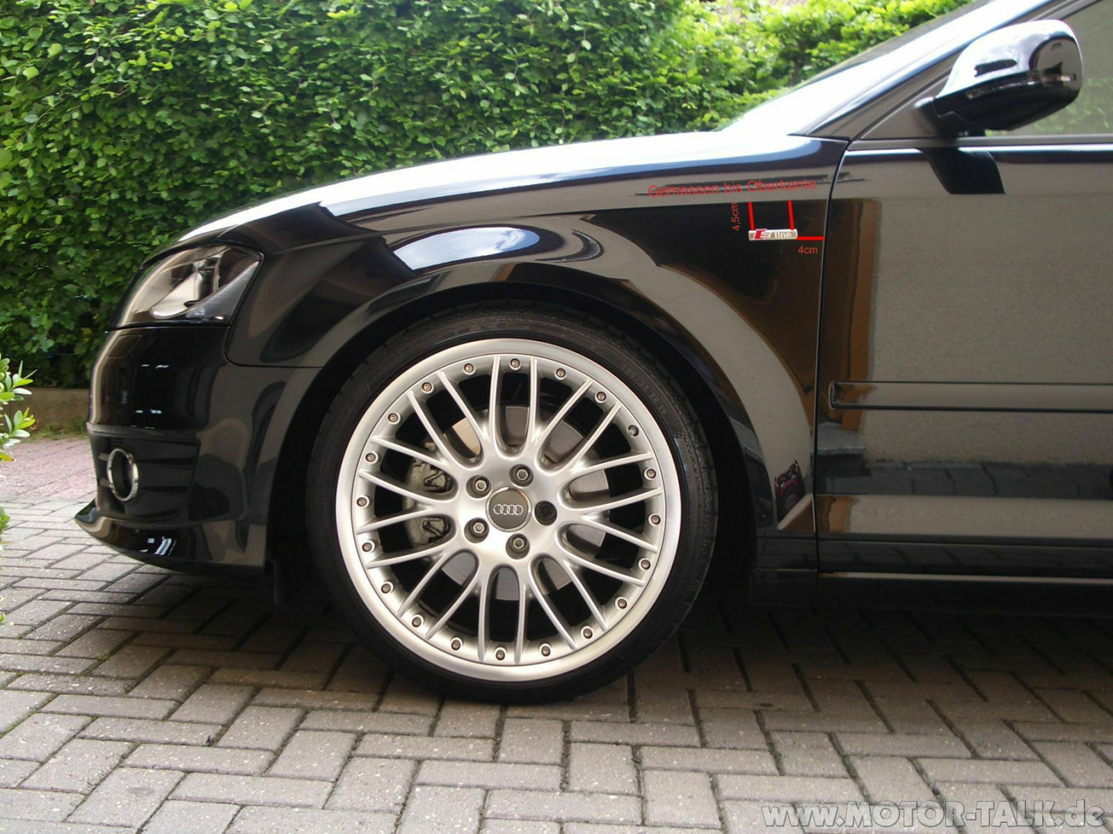 S line Emblem für Kühlergrill beim neuen Facelift