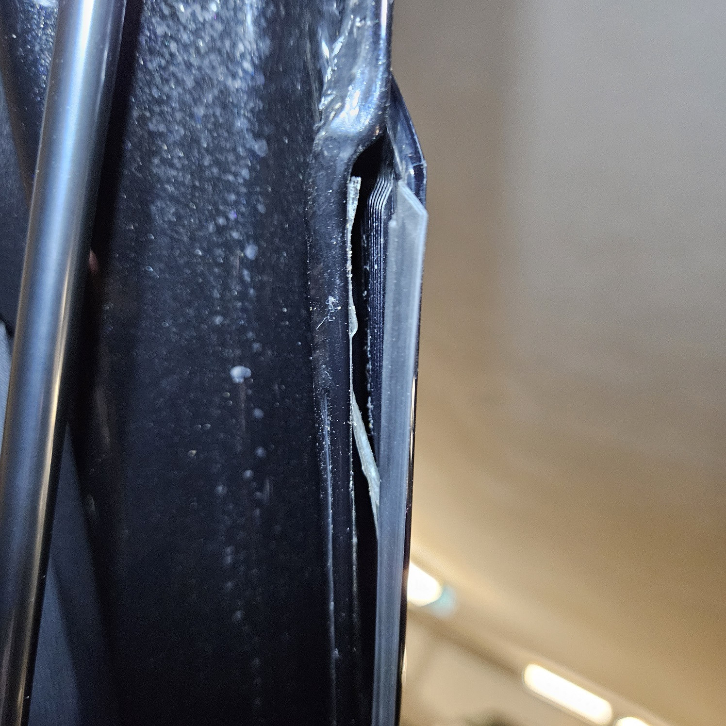 S206 schwarze Kunststoffleiste seitlich der heckscheibe wackelt